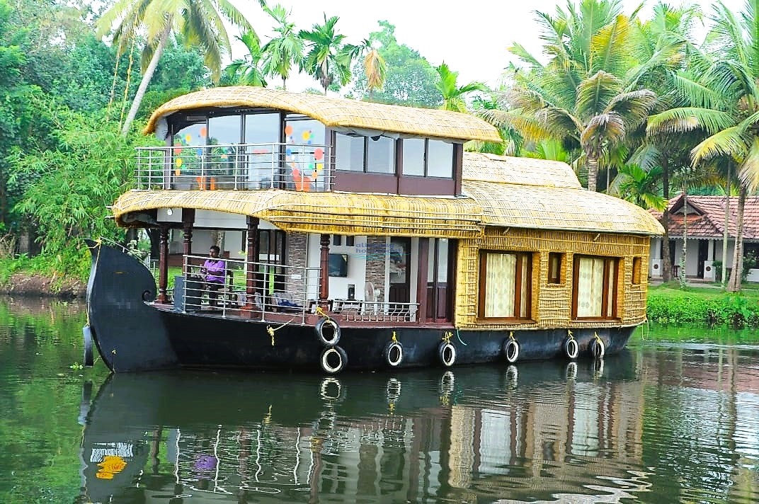 2 Bedroom Deluxe Boat House - Alleppey Houseboat Club