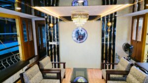 2 Bedroom Deluxe Houseboat Upperdeck