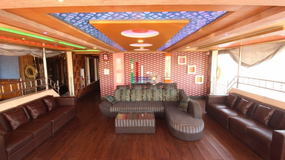 dining area 7 bedroom houseboat