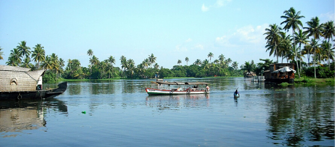boat along alleppey backwaters