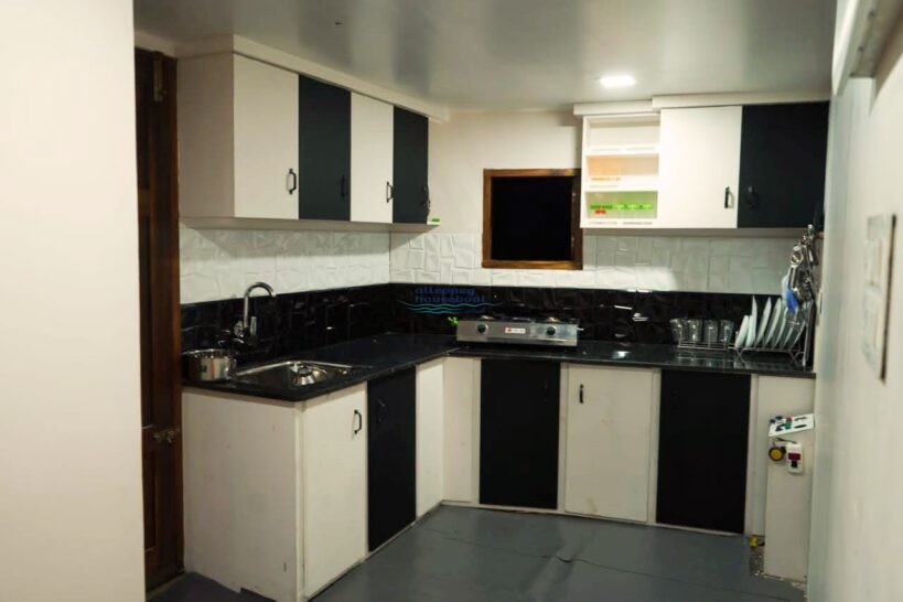 2 Bedroom Premium Houseboat With Upperdeck