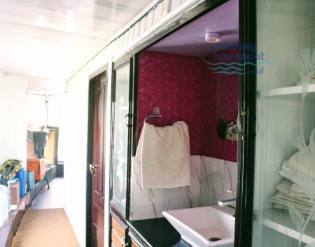 2 Bedroom Deluxe Houseboat with Upperdeck