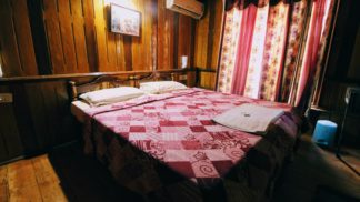 5 Bedroom Houseboat