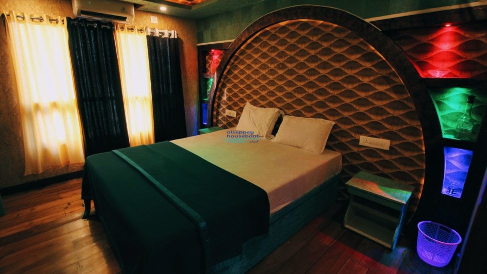 8 Bedroom Luxury Houseboat with Upperdeck