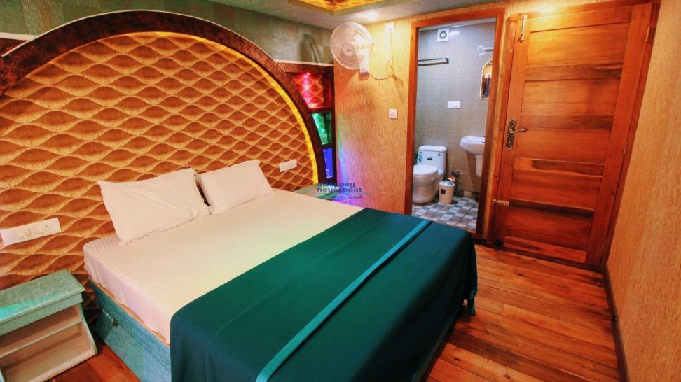 8 Bedroom Luxury Houseboat with Upperdeck