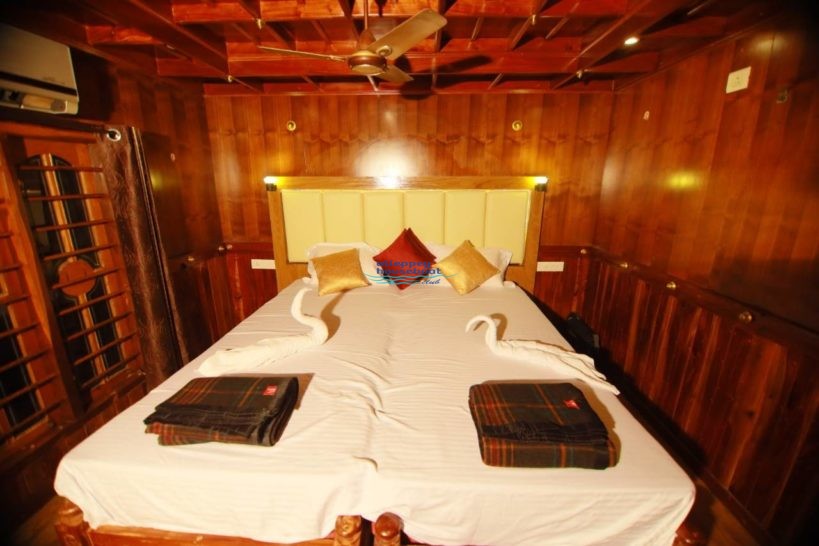 1 Bedroom Premium houseboat with upperdeck