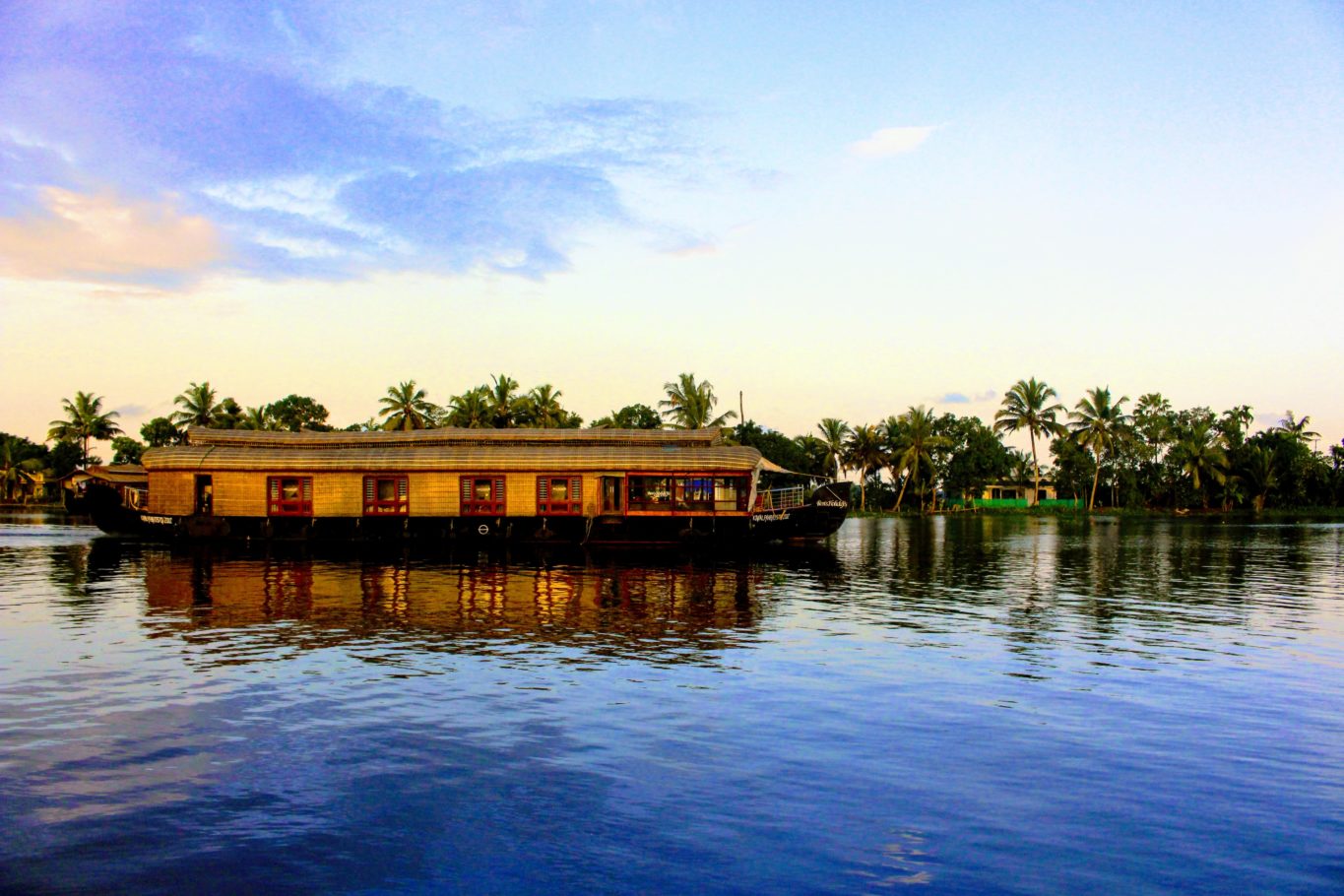 Alleppey or Kumarakom Choice of Backwaters Alleppey Houseboat Club