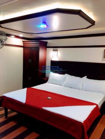 4 Bedroom Deluxe Houseboat