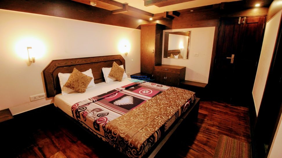 4 Bedroom Premium Houseboat With Upperdeck