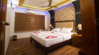 4 bed luxury houseboat