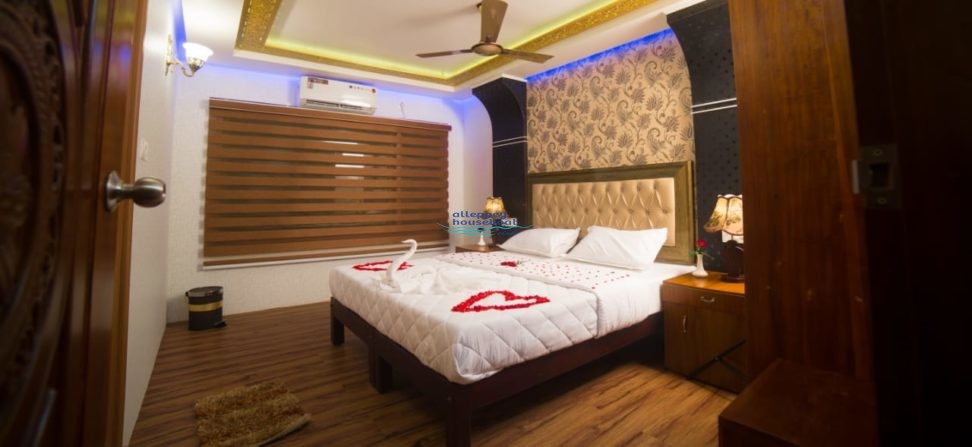 4 bed luxury houseboat