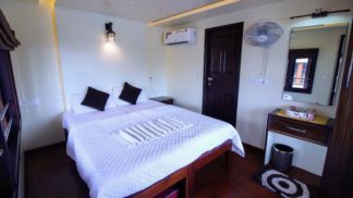 5 Bedroom Premium Houseboat with Upperdeck
