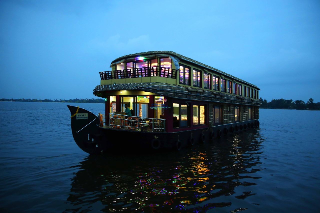 5 Bedroom Super Luxury Houseboat with Upperdeck Alleppey Houseboat Club