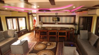 6bed luxury living room