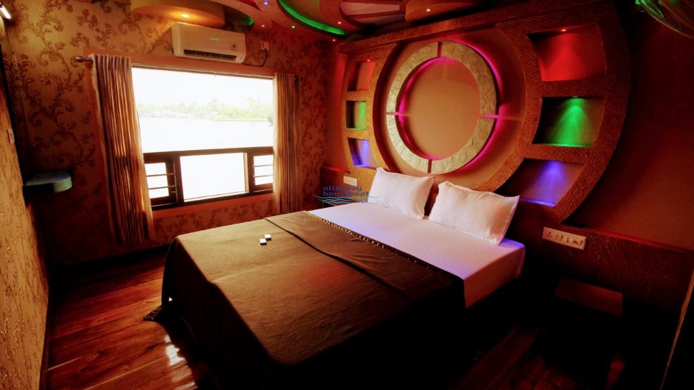 10 Bedroom Houseboat with Upperdeck