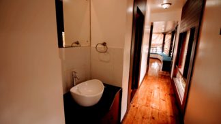 2 Bedroom deluxe Houseboat with Upperdeck