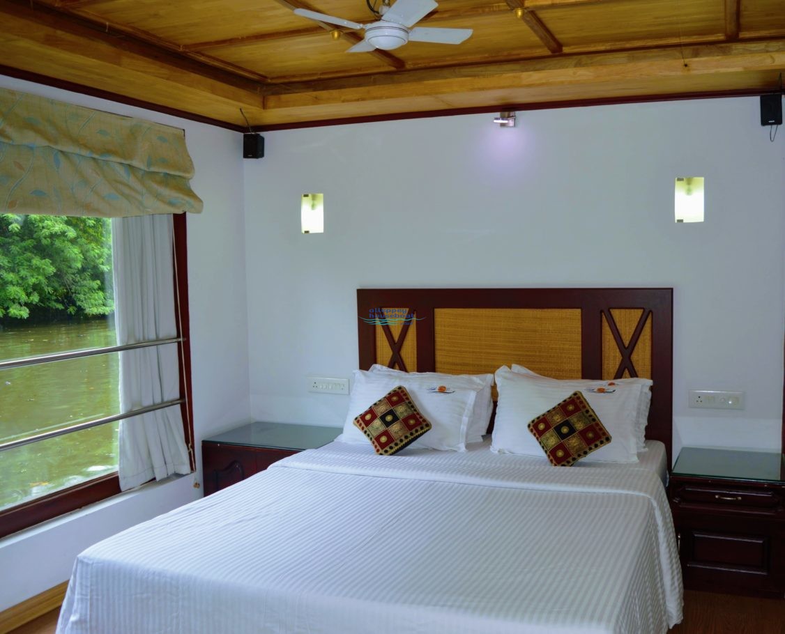 1 Bedroom Luxury Houseboat with Upperdeck at Kumarakom (With Jacuzzi) Alleppey Houseboat Club