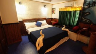 2 Bedroom Houseboat with Upperdeck