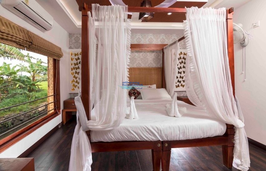 3 bedroom super luxuy houseboat Kumarakom
