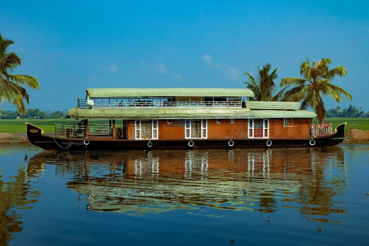 4 Bedroom Deluxe Upperdeck Houseboat - Alleppey Houseboat Club