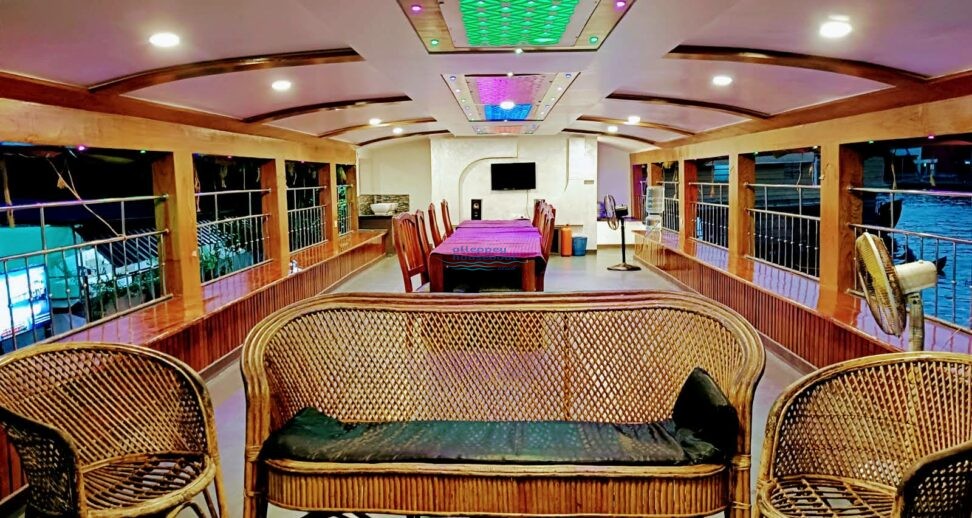 3 Bedroom Deluxe Upperdeck Houseboat in Alleppey