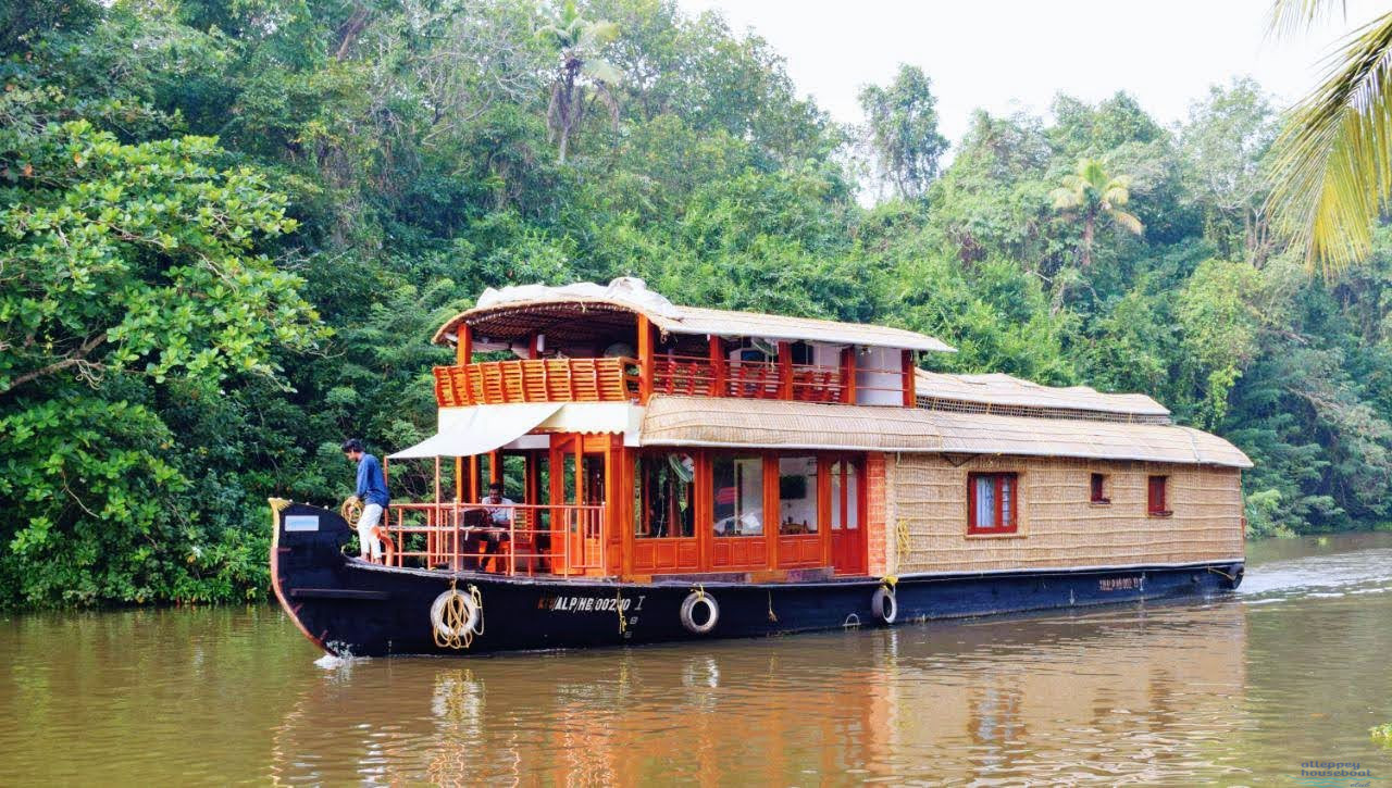 1 Bedroom Premium Houseboat with Upperdeck Alleppey Houseboat Club
