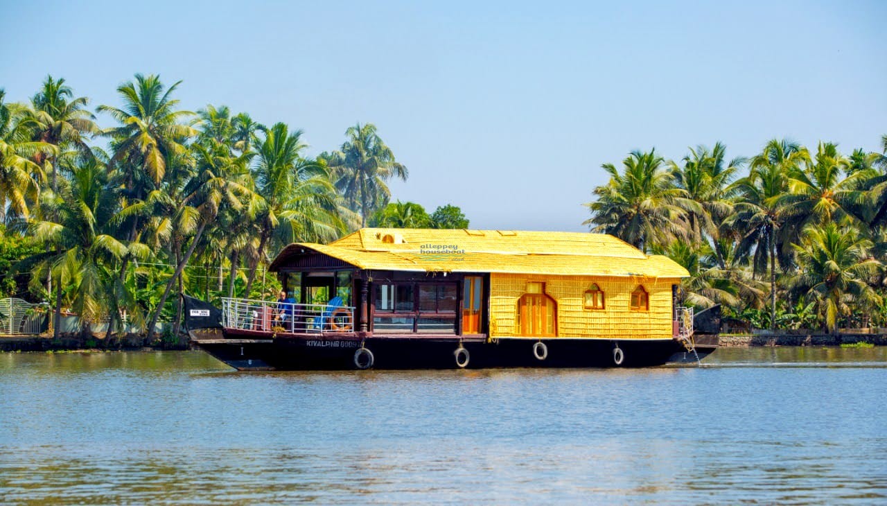 1 Bedroom Premium Category Glass Covered Houseboat in Alleppey ...