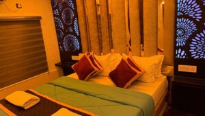 4 Bedroom Luxury Houseboat with Upper Deck