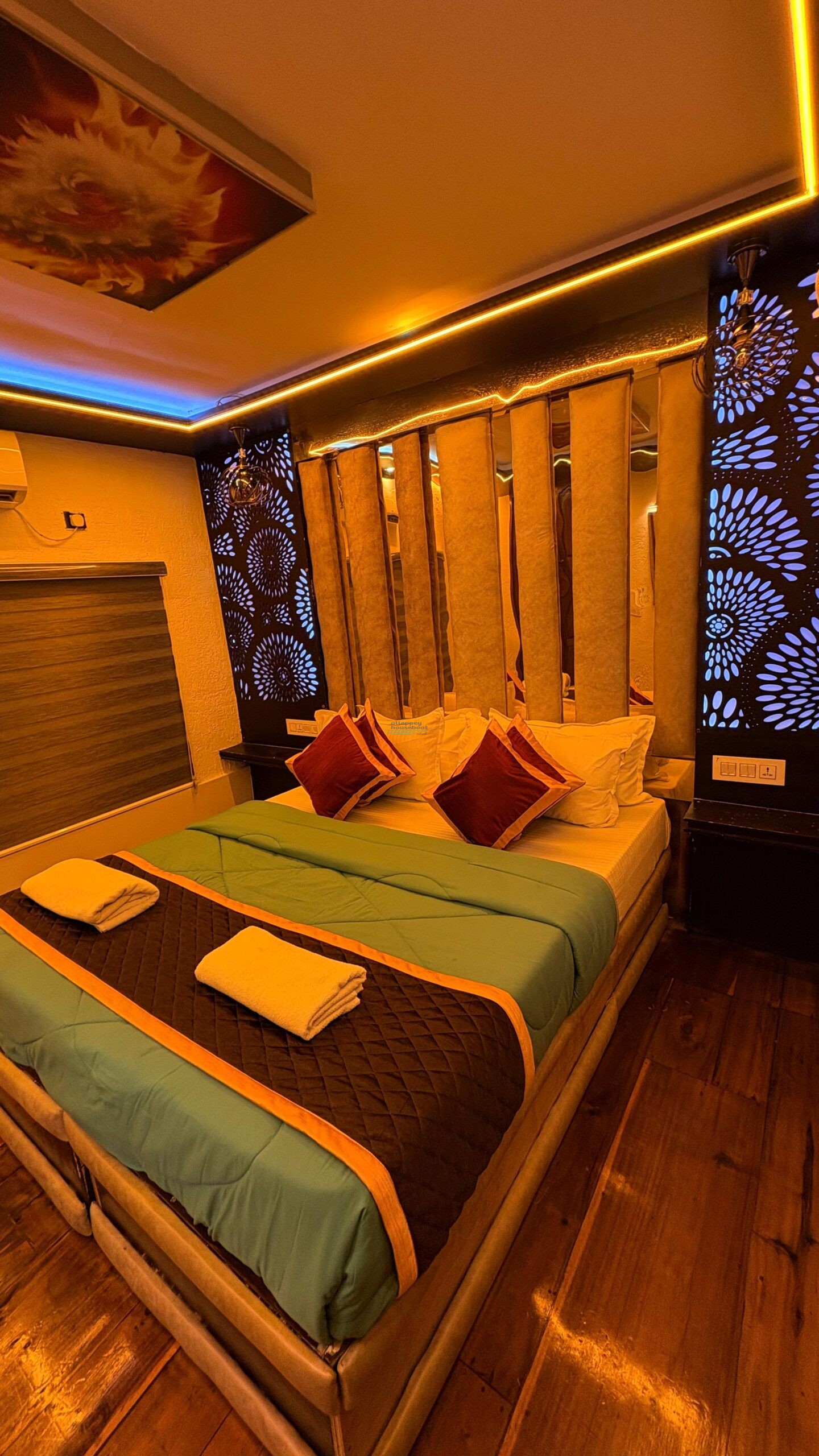 4 bedroom luxury houseboat with upper deck