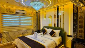 5 Bedroom Luxury Houseboat with Upperdeck