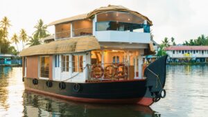 1 Bedroom Deluxe Houseboat with Upperdeck in Alleppey - Glass Covered