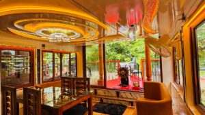 1 Bedroom Deluxe Houseboat with Upper Deck