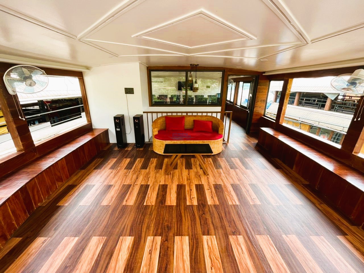 4 Bedroom Luxury Houseboat with Upper Deck Alleppey Houseboat Club