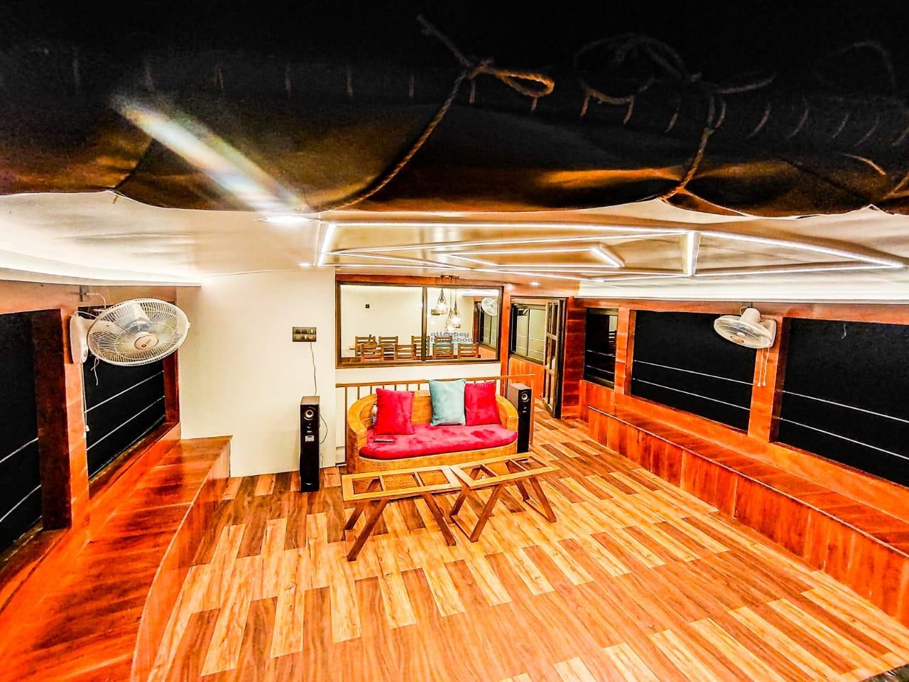 4 Bedroom Luxury Houseboat with Upper Deck Alleppey Houseboat Club