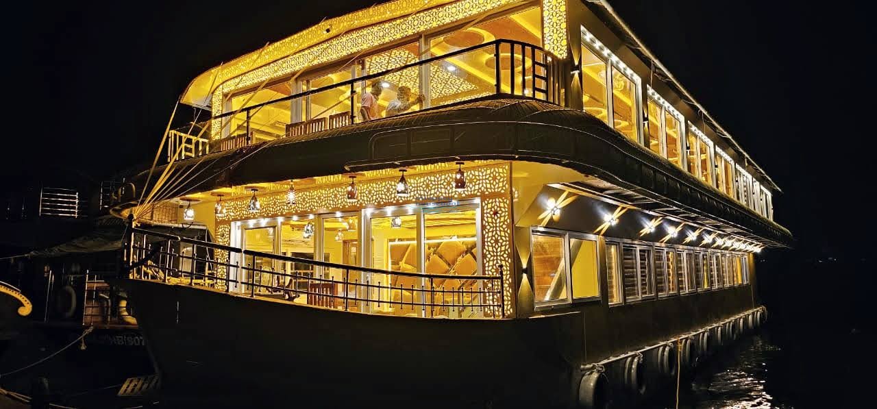 8 Bedroom Luxury Houseboat with Upperdeck Alleppey Houseboat Club