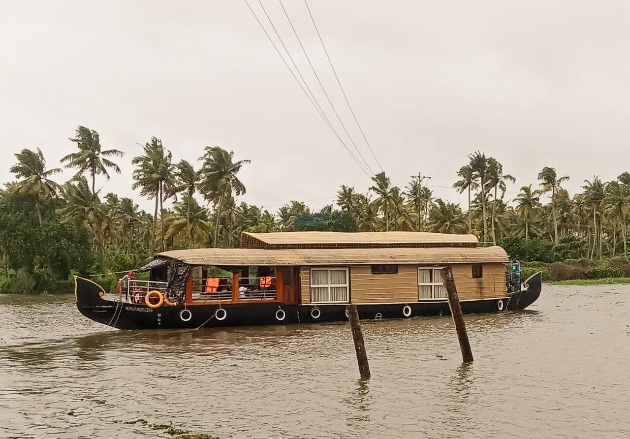 2 Bedroom Deluxe Houseboat in Alleppey Alleppey Houseboat Club