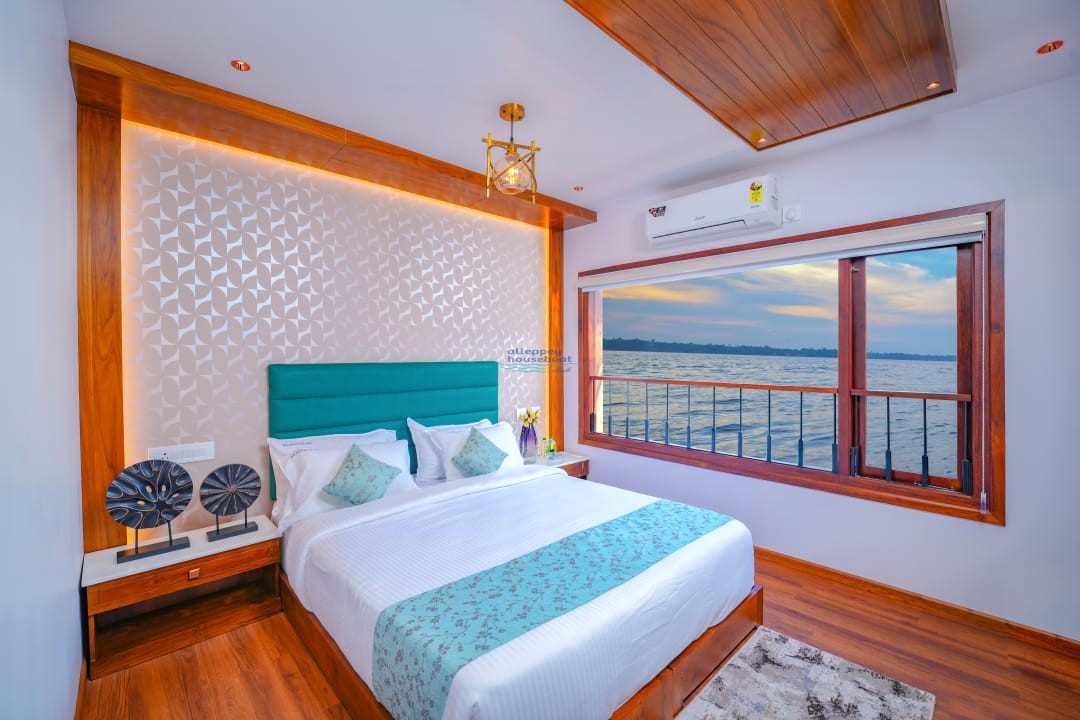14 bedroom luxury houseboat with upperdeck in alleppey