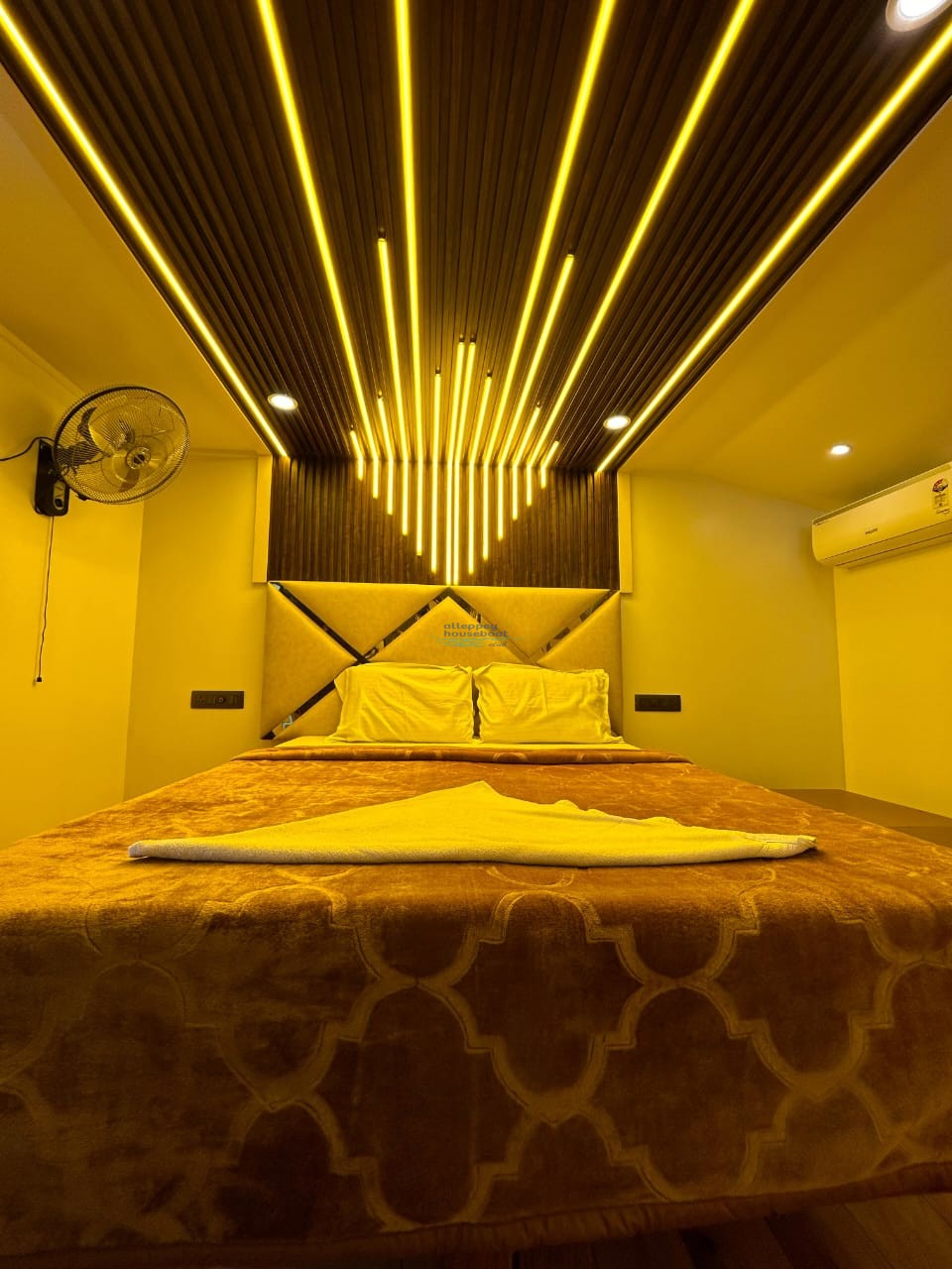 5 bedroom premium houseboat with upperdeck in alleppey