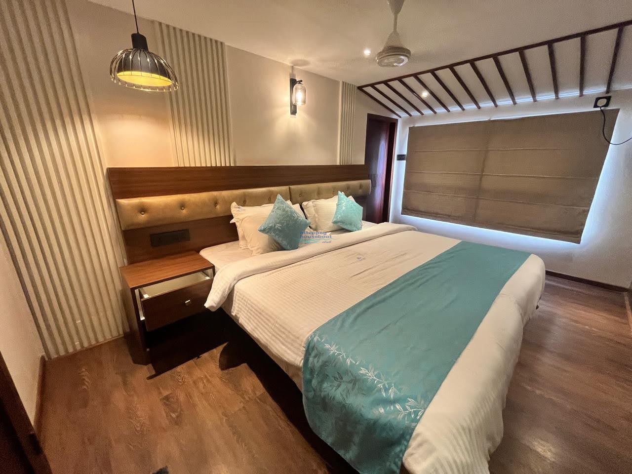 3 bedroom luxury houseboat with upper deck in alleppey
