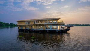 4 Bedroom Luxury Houseboat with Upperdeck