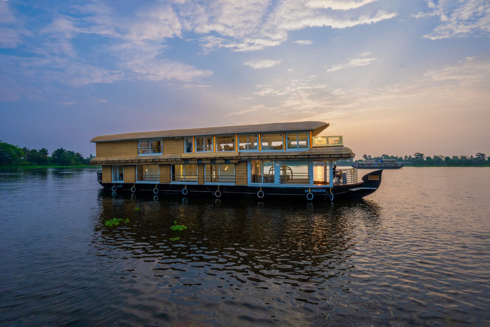 4 bedroom luxury houseboat with upperdeck